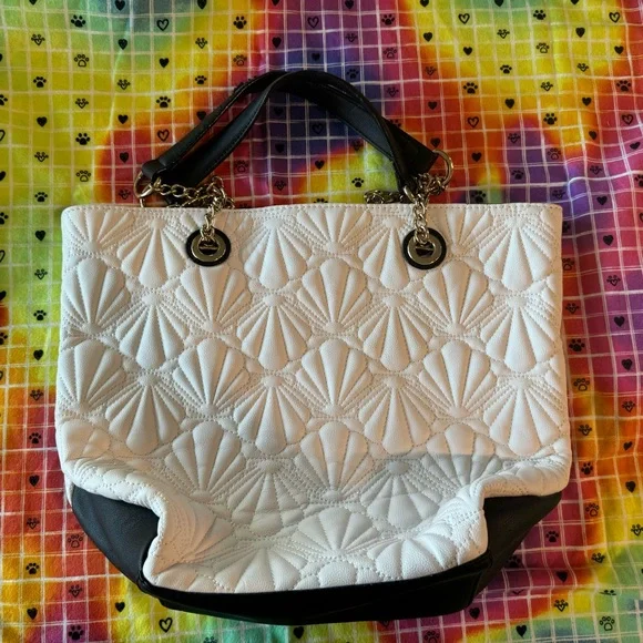 Betsey Johnson Quilted Sea Shell Bag - Picture 4 of 12